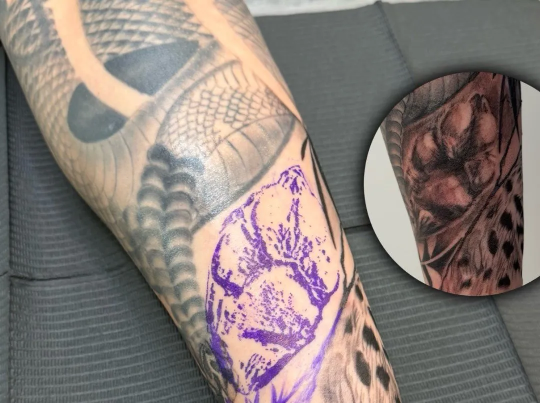 Violets stencils uz rokas starp esošajiem tetovējumiem, ieliktnī gatavais darbs